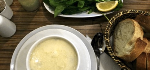 Традиционно к тарелке горячего ишкембе подают свежую зелень, лимон и хлеб
